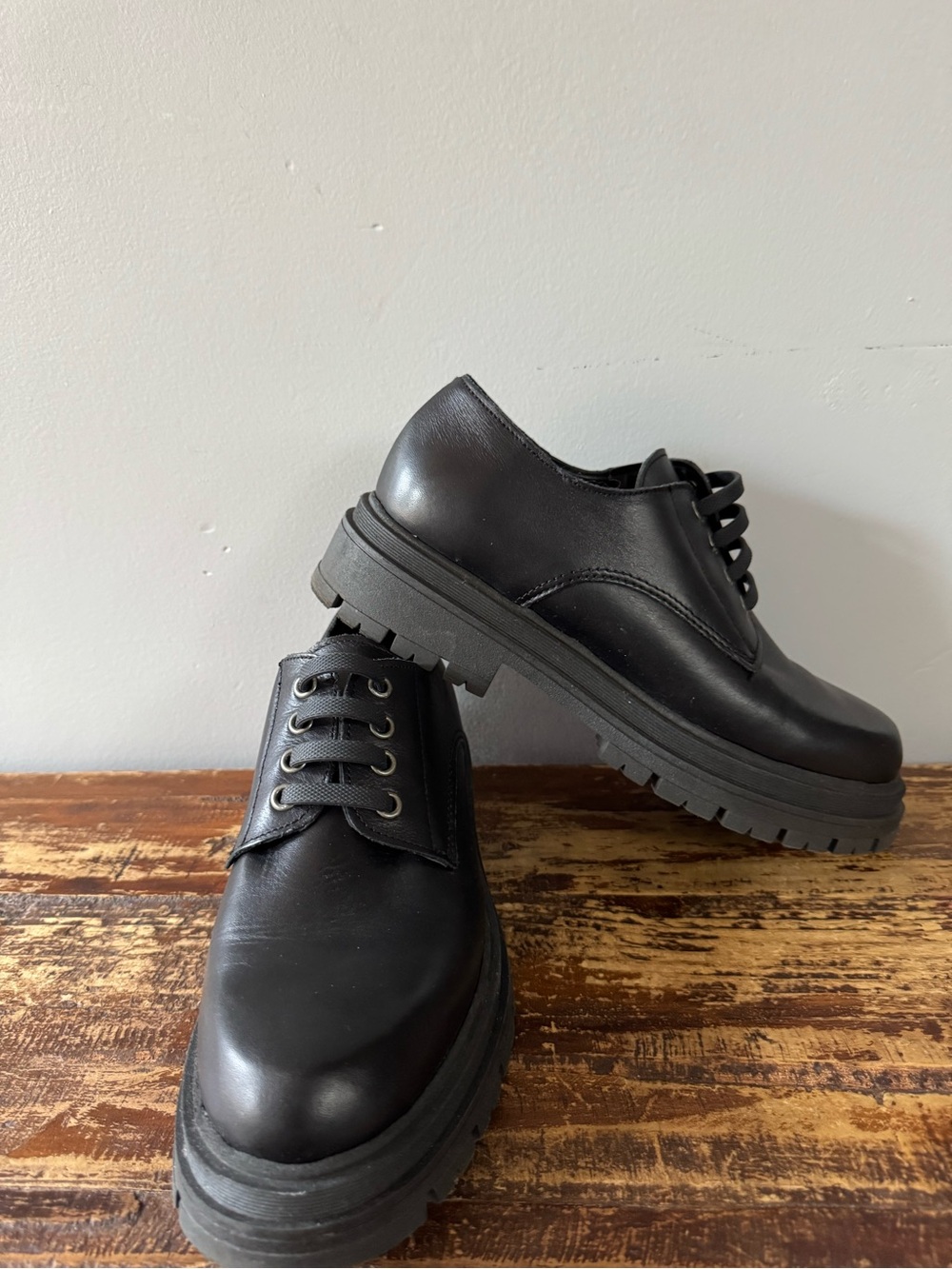 Divine Follie Women's Black Lace-Up Lug Sole Flats